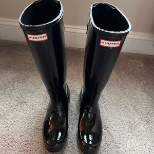 Hunter Womens Original Gloss Black Rain Boots. US Size 5. Comes With Boot Socks.